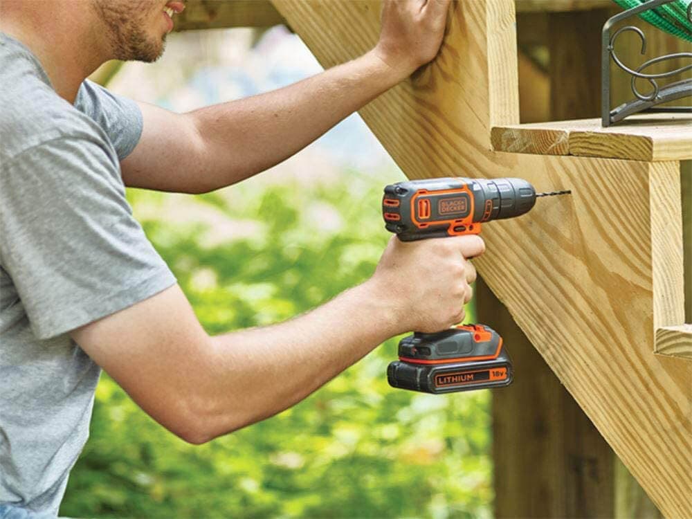 Робота акумуляторним дрилем BLACK+DECKER над дерев’яною конструкцією