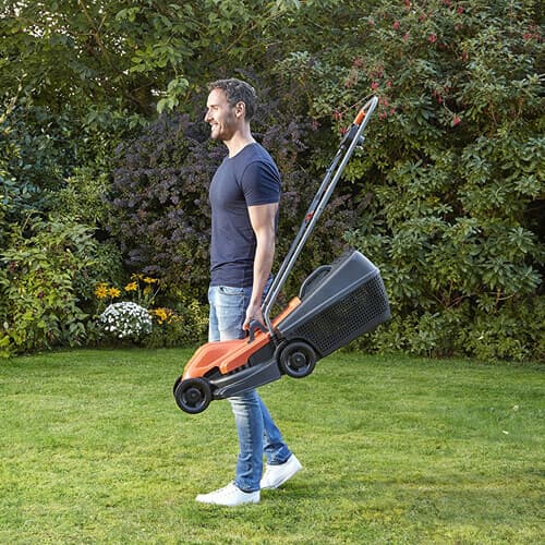 Газонокосарка BLACK+DECKER у домашньому саду